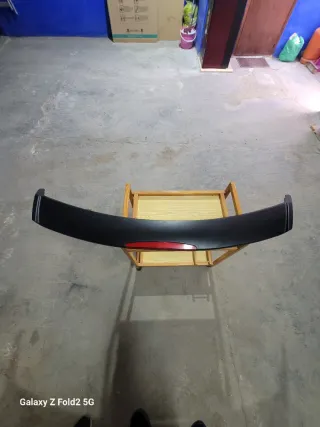 Alerón universal con luz de freno