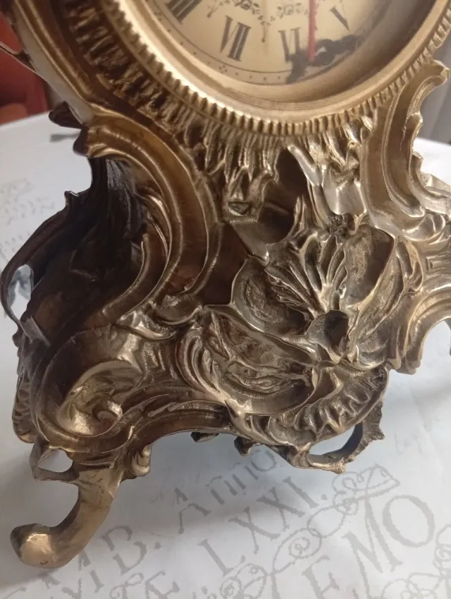 Reloj de sobremesa de bronce