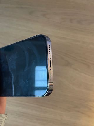 iPhone 14 Pro con accesorios