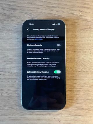 iPhone 14 Pro con accesorios
