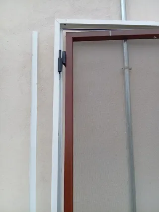 Puerta mosquitera con marco