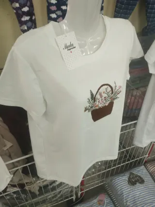 Camiseta blanca bordada cesta flores