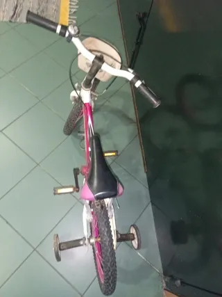 Bicicleta infantil rosa y blanca