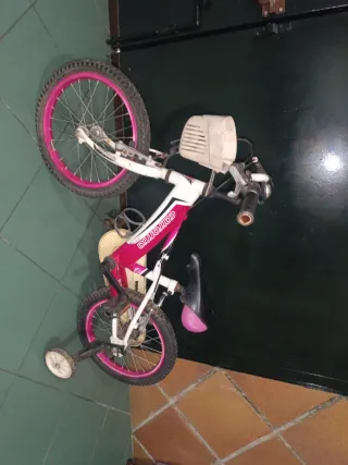 Bicicleta infantil rosa y blanca
