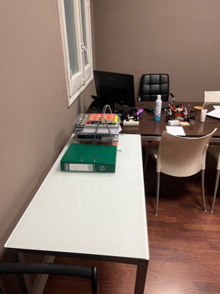 Mesa de oficina grande con estructura metálica
