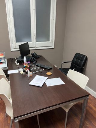 Mesa de oficina grande con estructura metálica