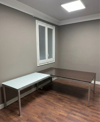 Mesa de oficina grande con estructura metálica