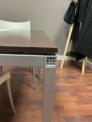 Mesa de oficina grande con estructura metálica