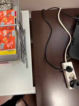 Mesa de oficina grande con estructura metálica