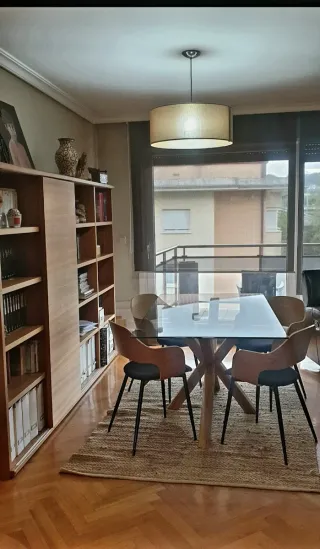 Mesa y Sillas de comedor madera.