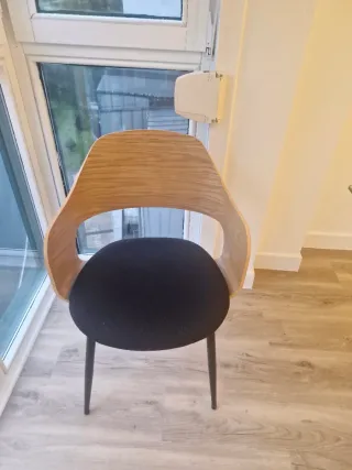 Mesa y Sillas de comedor madera.