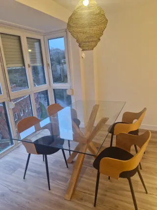 Mesa y Sillas de comedor madera.