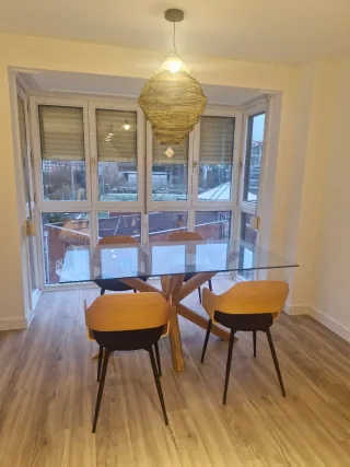 Mesa y Sillas de comedor madera.