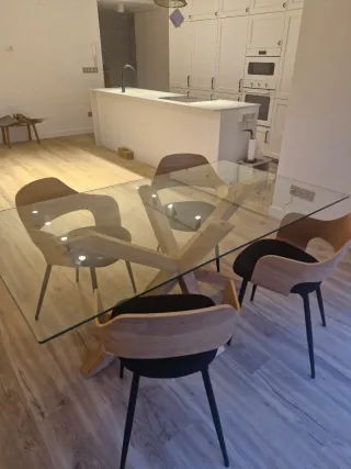 Mesa y Sillas de comedor madera.