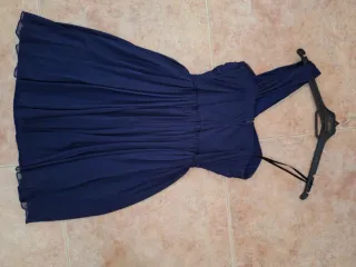 Abito da festa blu con foulard grigio