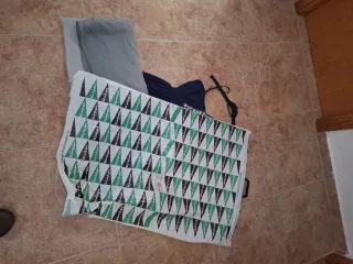 Abito da festa blu con foulard grigio