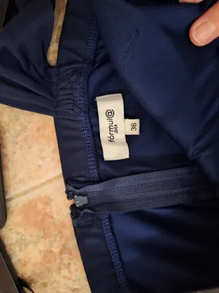 Abito da festa blu con foulard grigio