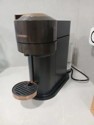 Cafetera Nespresso Marrón y Dorado