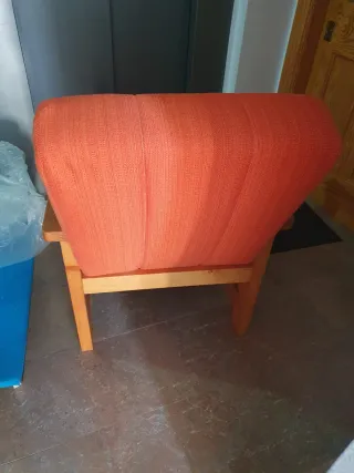 Sillones de tela y madera naranja
