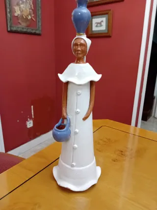 Figura de porcelana mujer con jarrón