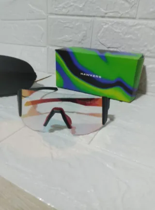 Gafas Hawkers Negras y Rojas