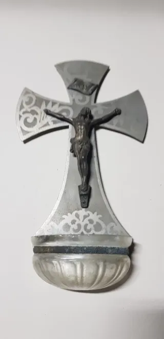 Crucifijo de pared con pila de agua bendita