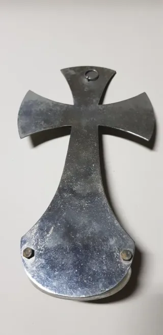 Crucifijo de pared con pila de agua bendita