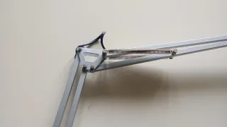 Lámpara de escritorio plateada y blanca