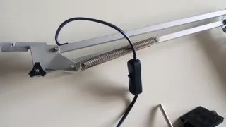 Lámpara de escritorio plateada y blanca