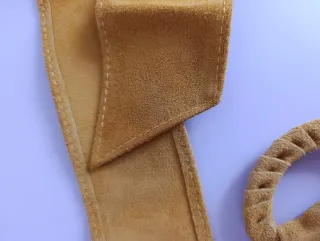 Cinturón mostaza con hebilla redonda