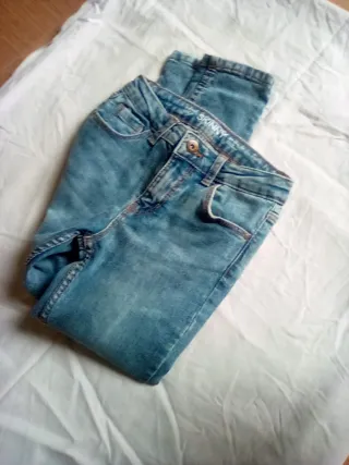 Conjunto vaquero está arrugado de estar guardado