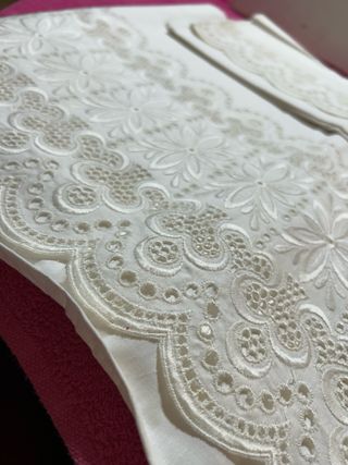 Juego de cama con gran bordado directo en la tela