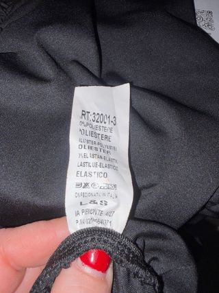 Vestido negro strapless fruncido