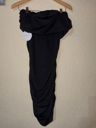 Vestido negro strapless fruncido