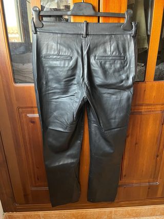 Pantalones efecto piel negros