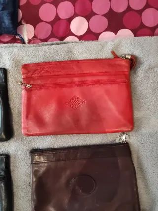 Bolsos de piel: negros, marrón y rojo
