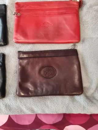 Bolsos de piel: negros, marrón y rojo