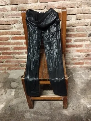 Pantalón vinilo negro niña 11-12 años