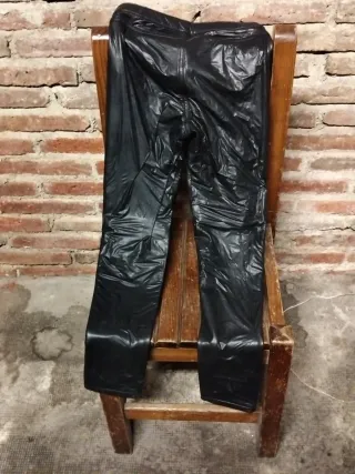 Pantalón vinilo negro niña 11-12 años