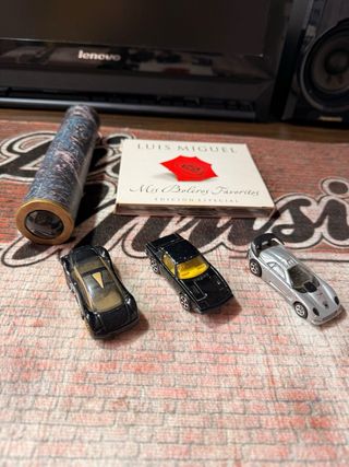 Lote de coches de juguete y CD