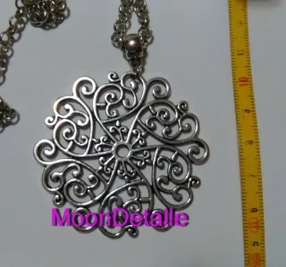 Colgantes plateados variados