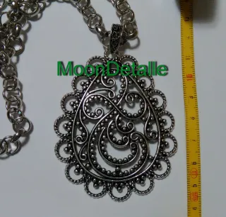 Colgantes plateados variados