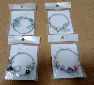 Pulseras de acero con charms