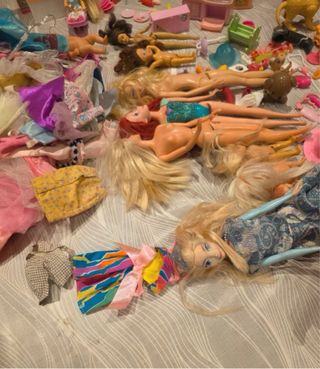 Lote de juguetes, muñecas y Barbie