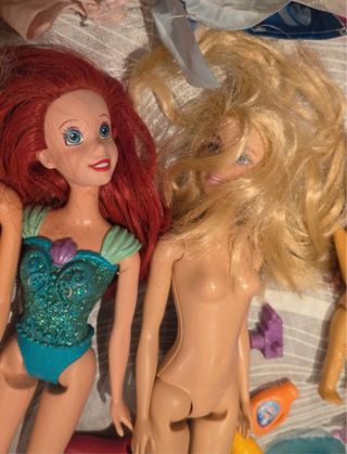 Lote de juguetes, muñecas y Barbie