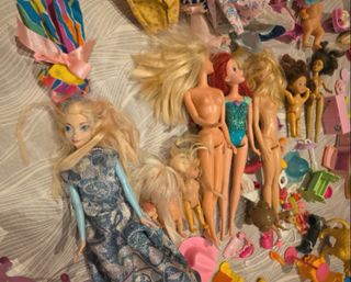 Lote de juguetes, muñecas y Barbie