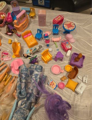 Lote de juguetes, muñecas y Barbie