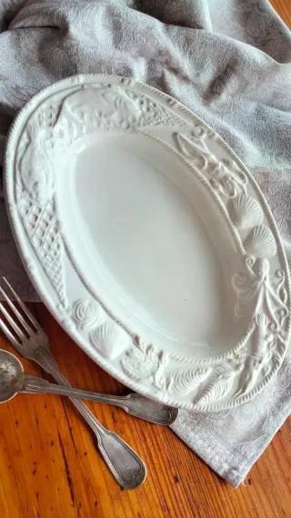 Piatto ovale decorato con conchiglie e polpi Italy