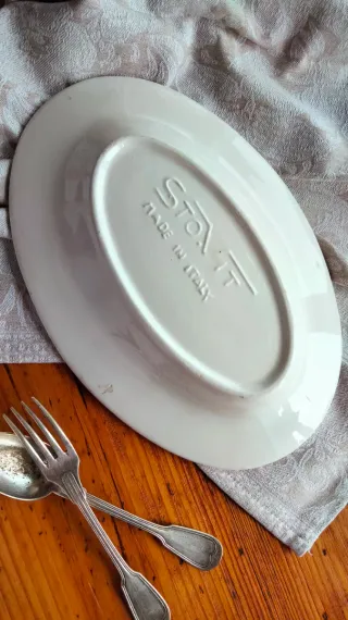 Piatto ovale decorato con conchiglie e polpi Italy