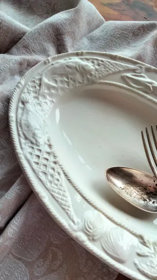 Piatto ovale decorato con conchiglie e polpi Italy